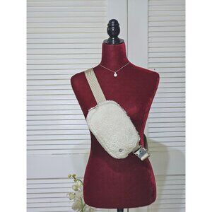 NWOT Lululemon Women's Beige Sherpa Fleece Belt Bag Crossbody Waist Pack  4567